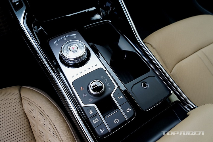 Nằm bên dưới nắp ca-pô của mẫu SUV hạng trung này là 3 tùy chọn động cơ như cũ. Đầu tiên là động cơ xăng 4 xi-lanh, tăng áp, dung tích 2.5L. Thứ hai là động cơ diesel 4 xi-lanh, dung tích 2.2L. Cuối cùng là hệ truyền động hybrid, bao gồm máy xăng tăng áp, dung tích 1.6L và mô-tơ điện. Hệ truyền động plug-in hybrid không được trang bị cho xe ở Hàn Quốc.