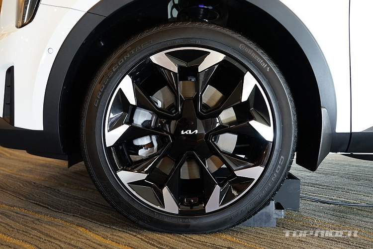 Ở cụm điều khiển trung tâm, xe có thêm hệ thống quét vân tay mới, giống Hyundai Santa Fe 2024. Hệ thống này được dùng như phương pháp xác nhận danh tính của người lái khi khởi động máy hoặc thực hiện thanh toán đơn giản trên xe. Ngoài ra, các bản cao cấp của xe còn được bổ sung đèn báo rẽ tuần tự và gương chiếu hậu kỹ thuật số. Ghế lái Ergo Motion với đệm hơi bên trong và nội thất bọc da lộn là trang bị tùy chọn của xe.