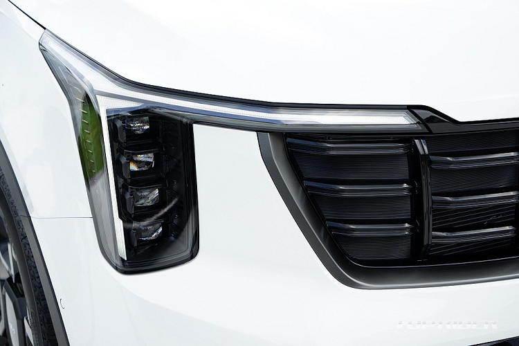 Đèn sương mù và ốp màu bạc dưới cản trước cũng được chỉnh sửa thiết kế. Khu vực bên sườn của mẫu SUV hạng trung này không thay đổi nhiều so với phiên bản cũ. Hãng Kia chỉ bổ sung các loại vành la-zăng mới cho xe với đường kính từ 17 - 20 inch. Riêng phiên bản hybrid sẽ chỉ dùng vành 17 inch hoặc 18 inch để đảm bảo khả năng tiết kiệm xăng.