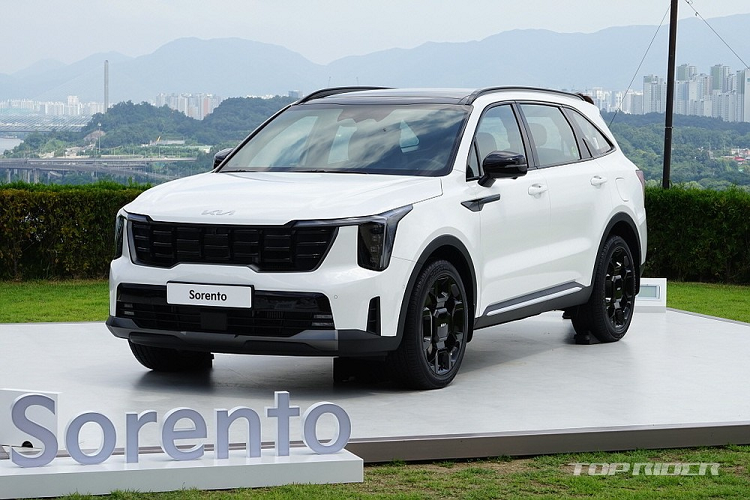 Ở phiên bản nâng cấp này, mẫu xe SUV Kia Sorento 2024 thay đổi đáng kể về mặt thiết kế và trang bị. Xe cũng được áp dụng ngôn ngữ thiết kế Opposites United tương tự những người anh em cùng thương hiệu như Kia Seltos, Morning và EV9. Có thể thấy rõ sự tương đồng về thiết kế giữa Sorento mới và những sản phẩm cùng thương hiệu khác qua khu vực đầu xe. Tại đây, xe được bổ sung cụm đèn pha LED nằm dọc mới.