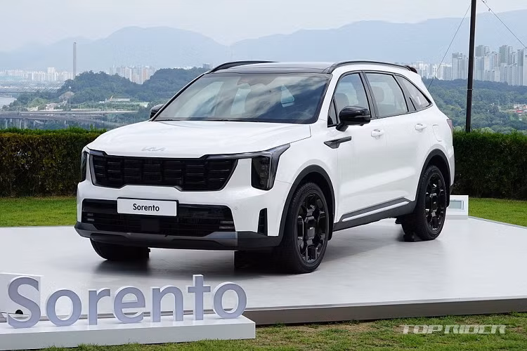Ở phiên bản nâng cấp này, mẫu xe SUV Kia Sorento 2024 thay đổi đáng kể về mặt thiết kế và trang bị. Xe cũng được áp dụng ngôn ngữ thiết kế Opposites United tương tự những người anh em cùng thương hiệu như Kia Seltos, Morning và EV9. Có thể thấy rõ sự tương đồng về thiết kế giữa Sorento mới và những sản phẩm cùng thương hiệu khác qua khu vực đầu xe. Tại đây, xe được bổ sung cụm đèn pha LED nằm dọc mới.