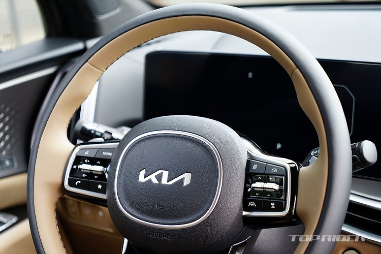 Hệ truyền động hybrid sẽ đi kèm mô-tơ điện có công suất lớn hơn, đạt 47,7 kW (khoảng 65 mã lực) thay vì 44,2 kW (60 mã lực) như trước. Không chỉ mạnh hơn, hệ truyền động này còn tiết kiệm xăng hơn với mức tiêu thụ trung bình 15,7 km/lít (khoảng 6,36 lít/100 km). Kia Sorento Hybrid 2024 sẽ có cả hệ dẫn động 1 cầu lẫn 2 cầu.