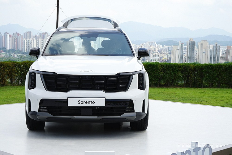 Bao quanh đèn pha và ăn sâu vào bên trong lưới tản nhiệt là dải đèn LED định vị ban ngày lấy cảm hứng thiết kế từ bản đồ sao. Lưới tản nhiệt của Kia Sorento 2024 mới với tản nhiệt "mũi hổ" cải tiến, sơn màu đen bóng. Lưới tản nhiệt có 2 kiểu thiết kế, tùy theo gói ngoại thất của xe. Trong khi đó, cản trước có thêm khe gió nằm dọc với kích thước nhỏ hơn phiên bản cũ ở hai góc. 