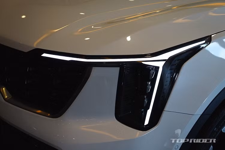 Vòng về phía sau, chúng ta sẽ bắt gặp cụm đèn hậu nằm dọc mới. 2 dải đèn của đèn hậu không còn tách riêng như trước mà nối liền với nhau. Tạo hình bên trong đèn hậu cũng lấy cảm hứng thiết kế từ bản đồ sao, tương tự đèn LED định vị ban ngày.