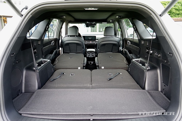 Những trang bị đáng chú ý khác của Kia Sorento 2024 tại thị trường Hàn Quốc bao gồm cửa cốp chỉnh điện có thể tự động đóng khi chìa khóa thông minh ra khỏi vùng cảm biến, màn hình hiển thị thông tin kính lái HUD, hệ thống thông tin giải trí ccNC thế hệ mới, hỗ trợ tính năng cập nhật phần mềm qua WiFi, camera hành trình tích hợp sẵn trên xe và khóa kỹ thuật số Kia Digital Key 2.