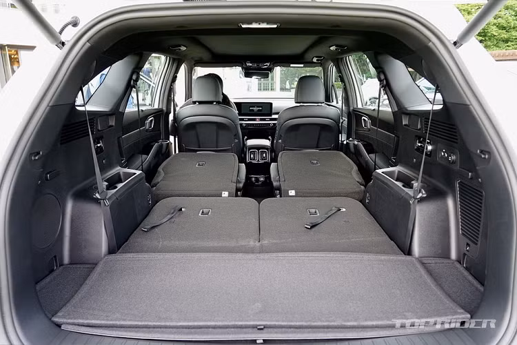 Những trang bị đáng chú ý khác của Kia Sorento 2024 tại thị trường Hàn Quốc bao gồm cửa cốp chỉnh điện có thể tự động đóng khi chìa khóa thông minh ra khỏi vùng cảm biến, màn hình hiển thị thông tin kính lái HUD, hệ thống thông tin giải trí ccNC thế hệ mới, hỗ trợ tính năng cập nhật phần mềm qua WiFi, camera hành trình tích hợp sẵn trên xe và khóa kỹ thuật số Kia Digital Key 2.