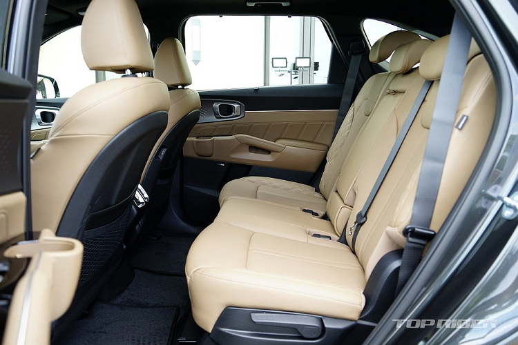 Điểm nhấn bên trong mẫu xe này nằm ở màn hình cong mới trên mặt táp-lô, tương tự các sản phẩm khác của thương hiệu Kia và Hyundai. Thể hiện ý tưởng thiết kế "xuyên suốt không giới hạn", màn hình này tích hợp bảng đồng hồ kỹ thuật số và màn hình cảm ứng trung tâm cùng có kích thước 12,3 inch. Màn hình cong này sẽ là trang bị tùy chọn ở các bản thấp và tiêu chuẩn ở bản cao.