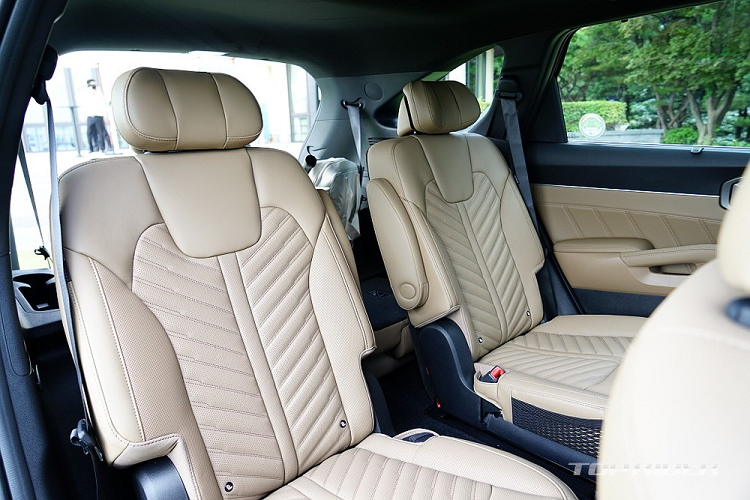 Chưa hết, Kia Sorento 2024 còn có cửa gió điều hòa trung tâm thu gọn lại và kéo dài trên mặt táp-lô. Sự thay đổi này khiến màn hình của hệ thống điều hòa được chuyển xuống bên dưới. Trong khi đó, cửa gió điều hòa ở hai góc của mặt táp-lô không còn thiết kế hai tầng như trước.