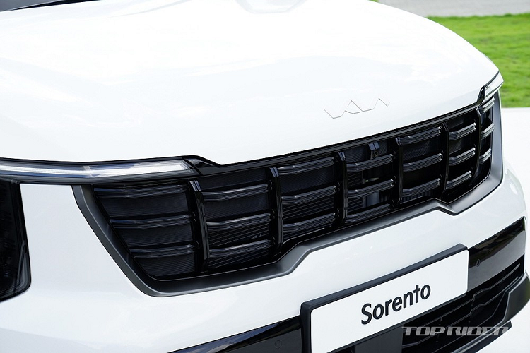 Trong khi đó, khe gió giả ở hai góc cản sau đã biến mất. Dưới cản sau có thêm ốp gầm mới, tương tự cản trước. Bên trong Kia Sorento 2024 tiếp tục là nội thất 3 hàng ghế với 2 cấu hình 2+3+2 chỗ... Hàng ghế cuối của xe khá nhỏ và chật hẹp, chỉ phù hợp với trẻ em hoặc gập xuống để tăng thể tích khoang chứa đồ.