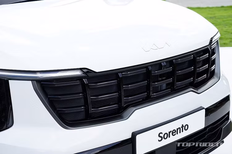 Trong khi đó, khe gió giả ở hai góc cản sau đã biến mất. Dưới cản sau có thêm ốp gầm mới, tương tự cản trước. Bên trong Kia Sorento 2024 tiếp tục là nội thất 3 hàng ghế với 2 cấu hình 2+3+2 chỗ... Hàng ghế cuối của xe khá nhỏ và chật hẹp, chỉ phù hợp với trẻ em hoặc gập xuống để tăng thể tích khoang chứa đồ.