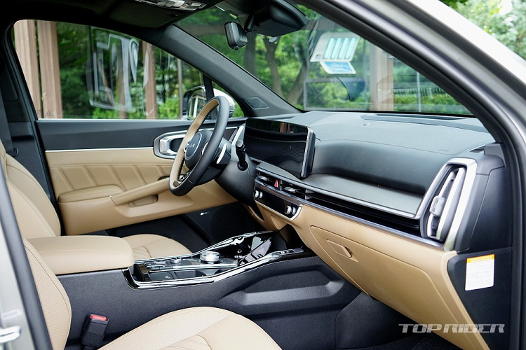 Trang bị an toàn của xe cũng được nâng cấp với 10 túi khí, hệ thống hỗ trợ tránh va chạm phía trước có phạm vi rộng hơn, hệ thống hỗ trợ lái trên cao tốc nâng cấp (HDA2) tích hợp tính năng hỗ trợ chuyển làn đường và hệ thống kiểm soát ổn định thân xe khi có gió mạnh thổi ngang.