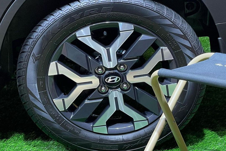 Nằm bên dưới nắp ca-pô của Hyundai Exter 2024 là động cơ xăng 4 xi-lanh, hút khí tự nhiên, dung tích 1.2L tương tự Grand i10, cho công suất tối đa 83 mã lực và mô-men xoắn cực đại 114 Nm. Động cơ kết hợp với hộp số sàn 5 cấp hoặc hộp số sàn tự động 5 cấp.