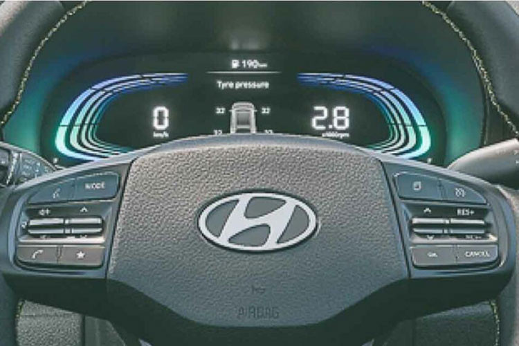 Đặc biệt, xe còn có những tính năng hiếm hoi trong phân khúc như cửa sổ trời một mảnh và camera hành trình với camera trước/sau. Trang bị an toàn của Hyundai Exter 2024 cũng tương đối đầy đủ với một mẫu xe giá rẻ. 