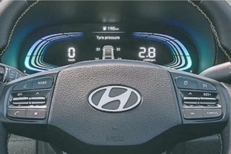 Đặc biệt, xe còn có những tính năng hiếm hoi trong phân khúc như cửa sổ trời một mảnh và camera hành trình với camera trước/sau. Trang bị an toàn của Hyundai Exter 2024 cũng tương đối đầy đủ với một mẫu xe giá rẻ. 