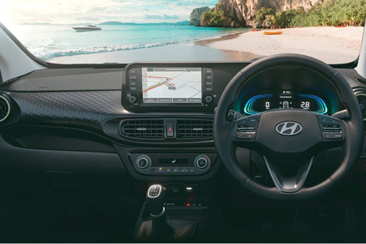 Những trang bị đáng chú ý khác của xe gồm; khóa thông minh, khởi động nút bấm, đồng hồ kỹ thuật số với màn hình đa thông tin 4,2 inch, màn hình cảm ứng trung tâm 8 inch, hỗ trợ Apple CarPlay/Android Auto, hệ thống định vị tích hợp, tính năng ra lệnh bằng giọng nói với nhiều ngôn ngữ, cập nhật phần mềm qua WiFi, điều hòa tự động và công nghệ kết nối.