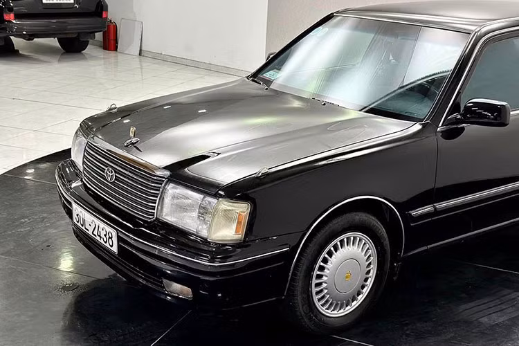 Tính sang trọng của xe còn nằm ở phần chi tiết được mạ crom bóng loáng như tay nắm ở cửa, viền chân kính, crom bao quanh cản trước và sau ở phía sau xe. Thiết kế xe vuông vắn và đặc biệt sang trọng đẹp mắt với màu sơn đen.