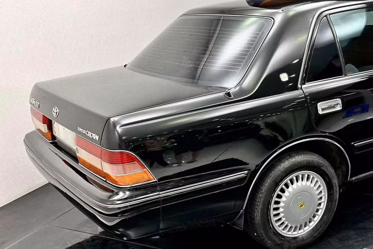 Điểm ấn tượng nhất của mẫu xe này chính là lưới tản nhiệt thiết kế đặc trưng không thể lẫn vào đâu được. Nếu bạn chú ý ở phần lưới tản nhiệt thì sẽ phát hiện cụm đèn pha ở phía trước được thiết kế theo kiểu vương miện khá giống với logo của xe.