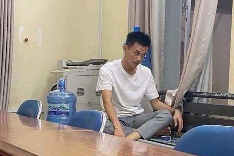 Theo một số nguồn tin cho hay, tay buôn siêu xe Phan Công Khanh bị một cá nhân tố cáo có hành vi chiếm đoạt tài sản liên quan đến dòng ôtô đắt tiền. Tuy nhiên, nguồn tin chưa nói rõ chi tiết về vụ việc.