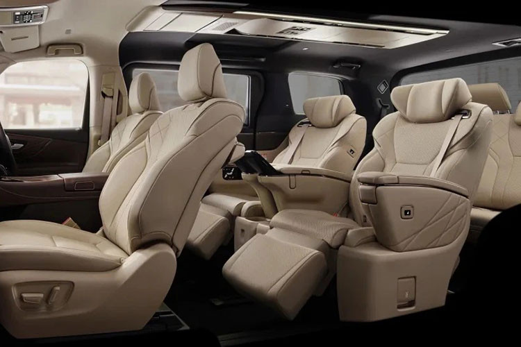 Xe cũng có cửa sổ trời toàn cảnh cố định, hệ thống đèn viền 64 màu và đèn đọc sách có thể tùy chỉnh. Chưa hết, xe còn được trang bị bảng đồng hồ kỹ thuật số 12,3 inch và màn hình hiển thị thông tin kính lái HUD.