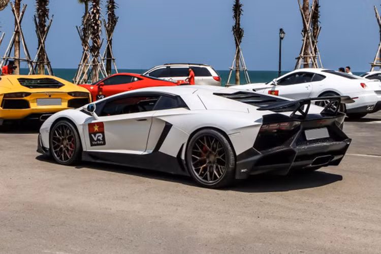 Nếu như Lamborghini Aventador Limited Edition 50 đã quá nổi tiếng khi là 1 trong 50 chiếc xe Lamborghini Aventador LP700-4 trên toàn thế giới mang bản độ của hãng Liberty Walk, thì chiếc Lamborghini Aventador mang gói độ LP720-4 50º Anniversario lại được biết đến là 1 trong những "siêu bò" có giá rẻ nhất tại Việt Nam.