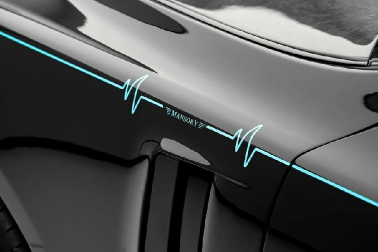 Chiếc xe này có ngoại thất được sơn màu Black Diamond, kết hợp với các điểm nhấn màu xanh nhạt. Trong khi đó, nội thất của phiên bản này được bao phủ hoàn toàn bằng chất liệu bọc màu xanh nhạt, với các điểm nhấn màu cam tạo nên sự tương phản độc đáo.