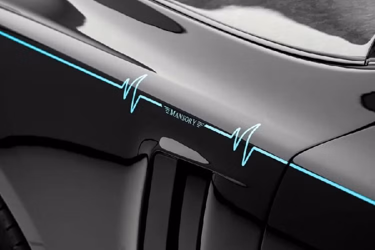 Chiếc xe này có ngoại thất được sơn màu Black Diamond, kết hợp với các điểm nhấn màu xanh nhạt. Trong khi đó, nội thất của phiên bản này được bao phủ hoàn toàn bằng chất liệu bọc màu xanh nhạt, với các điểm nhấn màu cam tạo nên sự tương phản độc đáo.