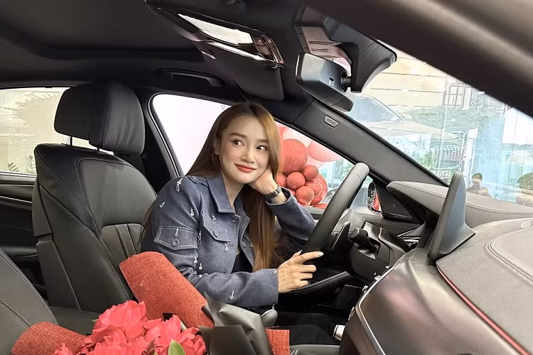 MW 520i M Sport không phải là chiếc xe ôtô đầu tiên mà Trường Giang tặng cho Nhã Phương, vào năm 2017, khi còn trong giai đoạn tìm hiểu, chưa nên duyên vợ chồng, nghệ sĩ hài "Mười khó" đã chi ra hơn 1,6 tỷ đồng để mua chiếc xe Mercedes-Benz C250 Exclusive, tuy nhiên, vào tháng 6 năm ngoái, Nhã Phương đã bán lại chiếc Mercedes-Benz C250 Exclusive này.