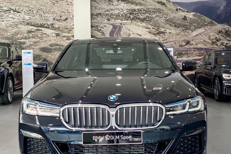 Đi kèm với sức mạnh trên đó là hộp số tự động 8 cấp Steptronic, và 5 chế độ lái bao gồm Eco, Pro, Comfort, Sport và cuối cùng là một tuỳ chọn cá nhân hoá Individual. Mức giá xe BMW 520i M Sport chính hãng tại Việt Nam hiện khoảng hơn 3 tỷ đồng.