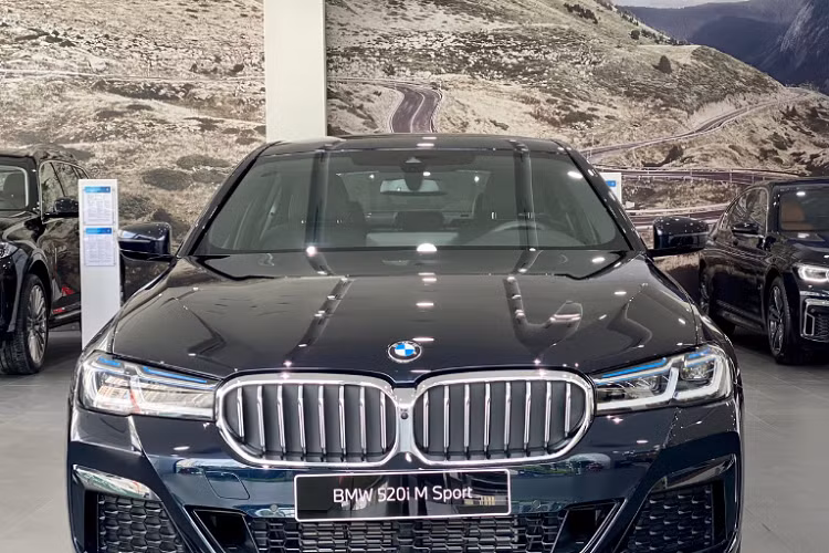 Đi kèm với sức mạnh trên đó là hộp số tự động 8 cấp Steptronic, và 5 chế độ lái bao gồm Eco, Pro, Comfort, Sport và cuối cùng là một tuỳ chọn cá nhân hoá Individual. Mức giá xe BMW 520i M Sport chính hãng tại Việt Nam hiện khoảng hơn 3 tỷ đồng.