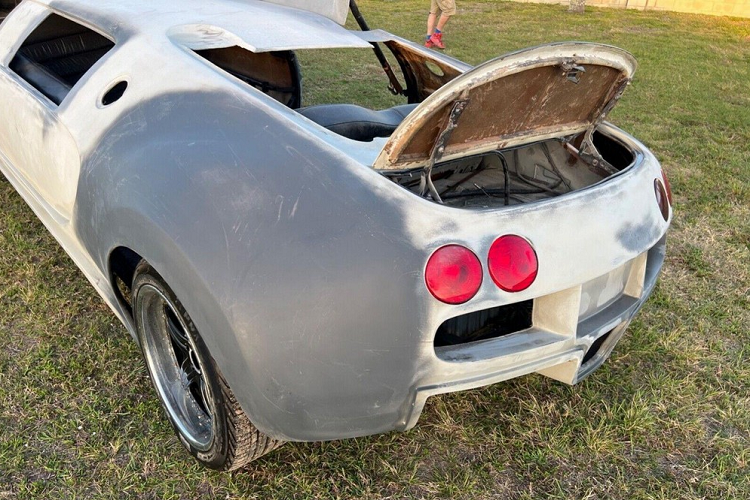 Để tạo sự độc đáo, người độ còn trang bị bộ cửa cắt kéo cho chiếc xe chế Bugatti Veyron Limousine của mình, bộ mâm 20 inch độc đáo và đèn hậu giống với bản Bugatti Veyron Super Sport. Dù ngoại thất đã được tạo hình ra dáng xe Bugatti Veyron nhưng bên trong khoang lái còn khá dở dang, chẳng hạn phần ghế da của Town Car thậm chí còn không được bắt vít trên sàn nhưng may mắn là điều hòa không khí vẫn hoạt động.