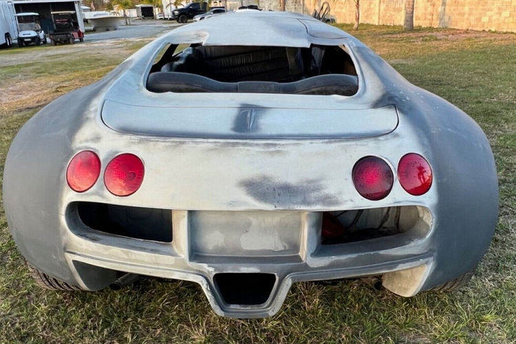 Cuối cùng là chi phí hơn 143 triệu đồng cho mui xe và thùng xe, kính chắn gió cũng như các chi phí khác, chưa bao gồm tiền công. Ai muốn mua lại ngoài số tiền 600 triệu đồng mà người bán mong muốn còn phải chi trả kha khá để hoàn thiện nốt những phần còn lại. Người bán cho biết động cơ V8 của Ford trên xe vẫn khởi động tốt.