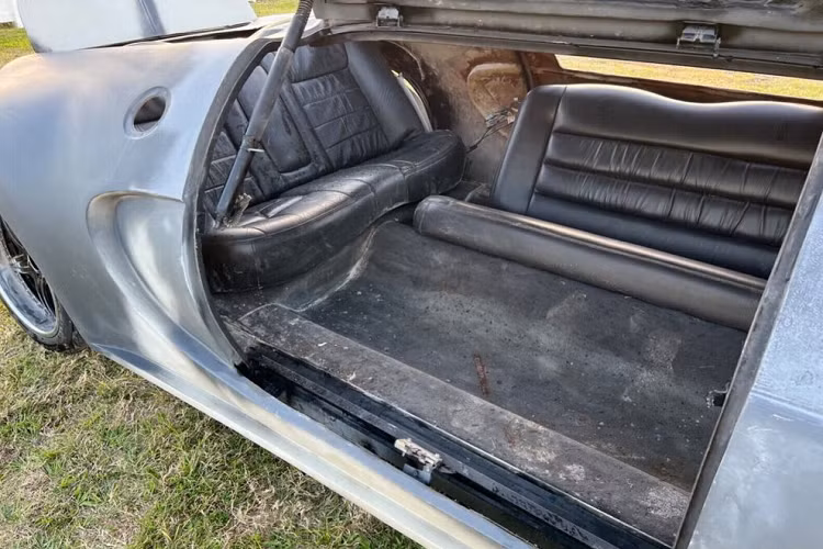 Đáng chú ý, chiếc xe Bugatti Veyron Limousine này hiện đang được rao bán 25.000 đô la, gần 600 triệu đồng, người bán cho biết dự án đã nằm trong tình trạng dở dang như vậy trong 3 năm, nên nhiều khả năng là đã cạn vốn, cần bán lại để thực hiện dự án khác hoặc lo cho công việc riêng.