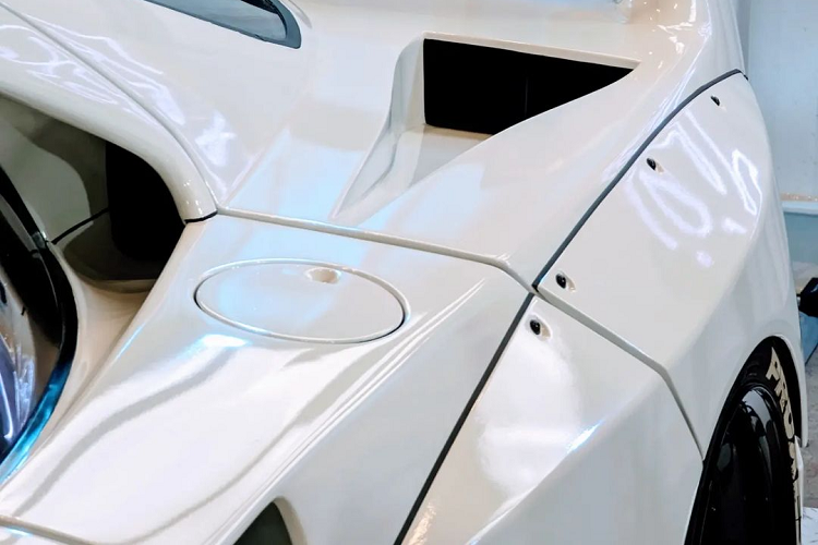 Liberty Walk không can thiệp vào hệ thống vận hành của xe. Ferrari F40 vẫn được trang bị động cơ V8 twin-turbo 3.0L mạnh 478-484 mã lực cùng hộp số sàn 5 cấp.