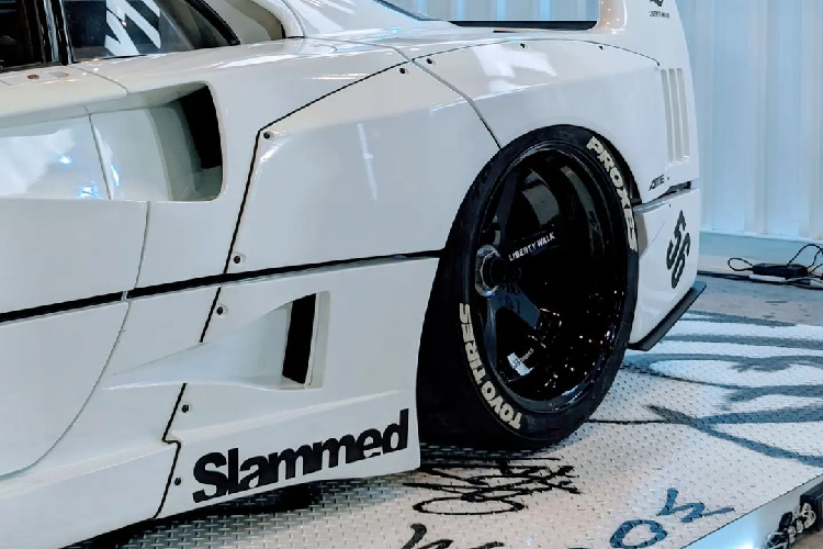 So với dự án F40 của Liberty Walk vào năm 2012, các nhà thiết kế đến từ Nhật Bản đã can thiệp mạnh mẽ vào dàn thân vỏ của chiếc xe với nâng cấp thân rộng quen thuộc.