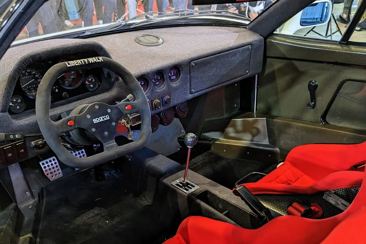 Nội thất của xe ít có sự thay đổi so với nguyên bản. Khối lượng của F40 được tối ưu nhờ sử dụng các vật liệu cao cấp như nhựa polycarbonate, sợi carbon, Kevlar, hợp kim nhôm...