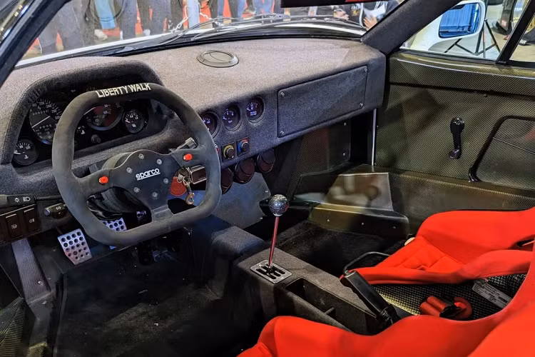 Nội thất của xe ít có sự thay đổi so với nguyên bản. Khối lượng của F40 được tối ưu nhờ sử dụng các vật liệu cao cấp như nhựa polycarbonate, sợi carbon, Kevlar, hợp kim nhôm...