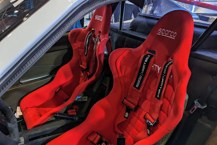 Hãng độ chỉ nâng cấp vô lăng tiêu chuẩn của Ferrari bằng thương hiệu Sparco. Bộ ghế đua bucket-seat và dây đai an toàn đa điểm cũng đến từ thương hiệu Sparco.