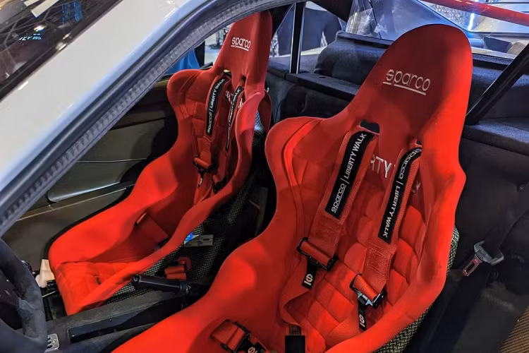 Hãng độ chỉ nâng cấp vô lăng tiêu chuẩn của Ferrari bằng thương hiệu Sparco. Bộ ghế đua bucket-seat và dây đai an toàn đa điểm cũng đến từ thương hiệu Sparco.