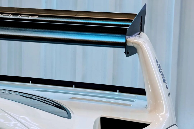 Cánh gió chính phía sau được bổ sung thêm bộ cánh gió phụ trợ. Đây cũng là chi tiết được lấy cảm hứng từ mẫu xe dành riêng cho đường đua F40 LM.