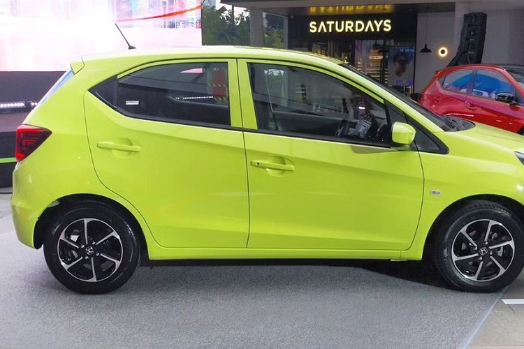 Nằm bên dưới nắp ca-pô của mẫu xe hạng A này vẫn là động cơ xăng i-VTEC 4 xi-lanh, SOHC, dung tích 1.2L như cũ. Động cơ tạo ra công suất tối đa 90 mã lực và mô-men xoắn cực đại 110 Nm. Động cơ đồng hành với hộp số sàn 5 cấp hoặc hộp số tự động biến thiên vô cấp CVT. 