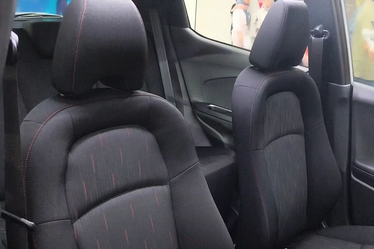 Trong khi đó, phiên bản RS có thêm những điểm nhấn màu cam trên mặt táp-lô, bảng đồng hồ kết hợp giữa analog và kỹ thuật số, màn hình cảm ứng trung tâm 7 inch thay vì 6,2 inch như trước, đèn ở bệ cần số, vô lăng tích hợp phím chức năng, chìa khóa thông minh cũng như nút bấm khởi động máy màu đỏ. 