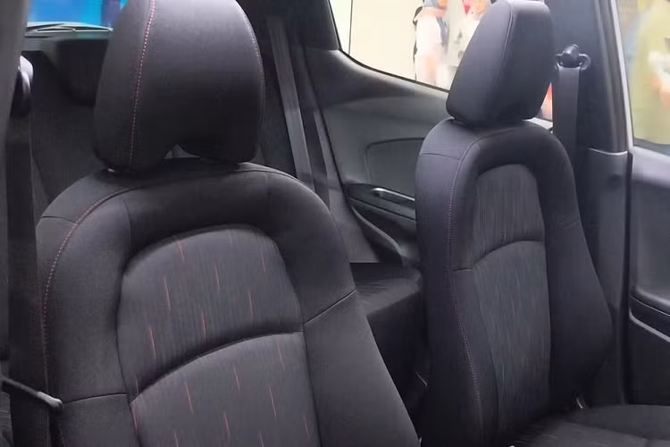 Trong khi đó, phiên bản RS có thêm những điểm nhấn màu cam trên mặt táp-lô, bảng đồng hồ kết hợp giữa analog và kỹ thuật số, màn hình cảm ứng trung tâm 7 inch thay vì 6,2 inch như trước, đèn ở bệ cần số, vô lăng tích hợp phím chức năng, chìa khóa thông minh cũng như nút bấm khởi động máy màu đỏ. 