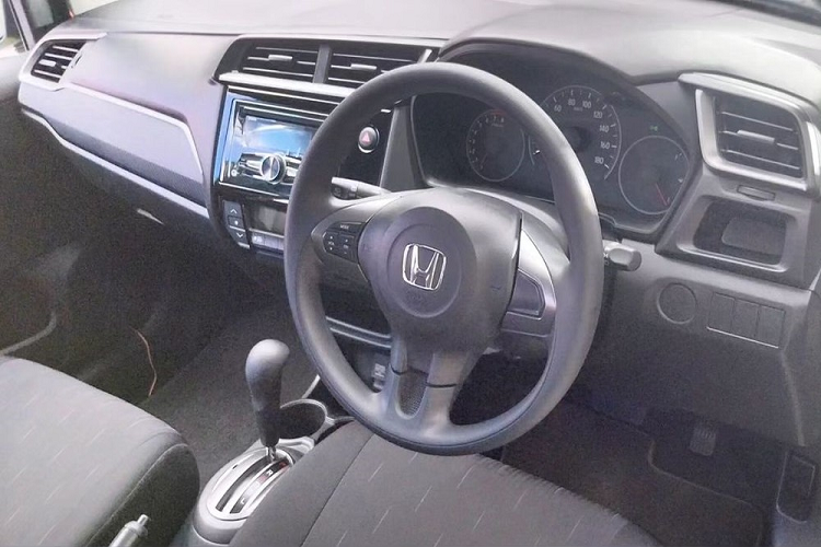 Đằng sau xe, Honda Brio 2023 vẫn dùng đèn hậu hình chữ "C", ôm lấy hai góc. Tuy nhiên, phiên bản RS có những chi tiết riêng như vỏ đèn hậu màu khói mới, ốp màu đen trên cản sau và cánh gió mui lớn hơn, tạo cảm giác thể thao hơn. 