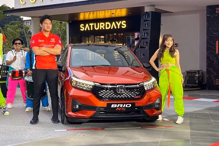 Khác biệt tiếp theo ở hai phiên bản Satya và RS là đèn pha. Theo đó, bản Satya chỉ được trang bị đèn pha Halogen, tích hợp dải đèn LED định vị ban ngày, và không có đèn sương mù trên cản trước. Bản RS dùng đèn pha LED và có đèn sương mù LED. Thêm vào đó là cản trước mới, tích hợp hốc gió trung tâm hẹp hơn trước. 