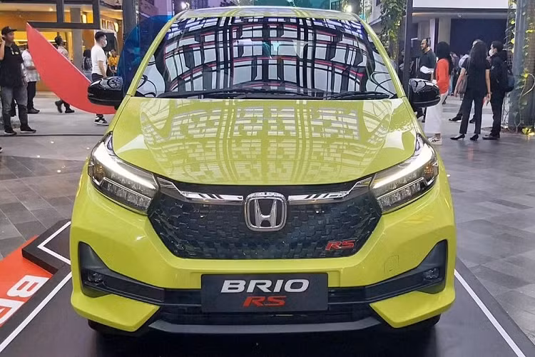 Là phiên bản nâng cấp giữa vòng đời nên Honda Brio 2023 không thay đổi thiết kế bên sườn, trừ vành la-zăng. Bộ vành của xe có đường kính 14 inch với thiết kế 6 chấu phay xước 2 màu ở phiên bản Satya. Trong khi đó, phiên bản RS được trang bị vành 15 inch với thiết kế đa chấu và mạ crôm màu tối. Ngoài ra, bản RS còn có gương chiếu hậu gập điện, sơn màu đen và tích hợp đèn báo rẽ LED. 