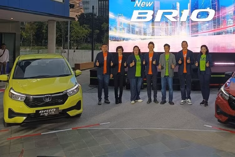 Tương tự trước đây, Honda Brio 2023 mới cũng được chia thành 2 phiên bản là Satya và RS. Trong đó, phiên bản RS có thiết kế thể thao hơn. So với phiên bản cũ, Honda Brio 2023 đã thay đổi ở một số chi tiết ngoại thất như lưới tản nhiệt rộng hơn trước và đi kèm nẹp mạ crôm nối liền với logo của hãng. 