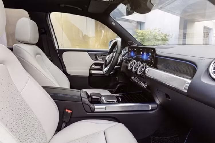 Cung cấp sức mạnh cho Mercedes-Benz EQB 250 tại Việt Nam sẽ là động cơ điện cho công suất 190 mã lực và mô-men xoắn cực đại 384 Nm, khả năng tăng tốc 0-100 km/h trong 8,9 giây. Xe sử dụng hệ dẫn động cầu trước. Theo công bố của Mercedes-Benz Việt Nam, EQB có tầm vận hành lên đến 473 km sau khi sạc đầy.