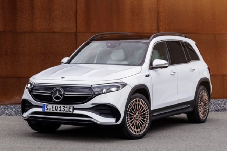 Phía đuôi xe có cụm đèn hậu được nối liền bởi một dải LED theo xu hướng thiết kế của nhiều mẫu xe hiện nay. Cản sau có ốp được trang trí bằng viền mạ chrome sáng bóng, giúp xe nhìn sang trọng, thời thượng hơn. Vì chung khung gầm với GLB nên mẫu EQB cũng có không gian nội thất tương tự “người anh em” cùng nhà.