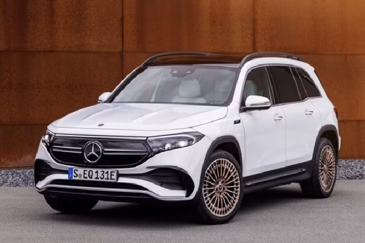 Phía đuôi xe có cụm đèn hậu được nối liền bởi một dải LED theo xu hướng thiết kế của nhiều mẫu xe hiện nay. Cản sau có ốp được trang trí bằng viền mạ chrome sáng bóng, giúp xe nhìn sang trọng, thời thượng hơn. Vì chung khung gầm với GLB nên mẫu EQB cũng có không gian nội thất tương tự “người anh em” cùng nhà.