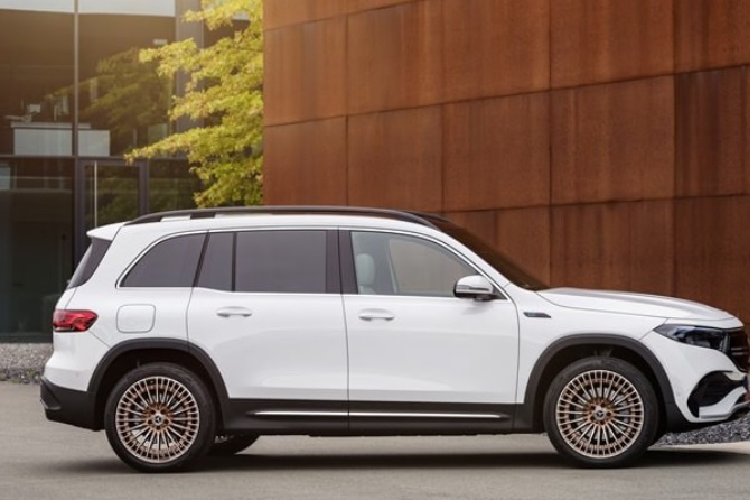 EQB 250 ra mắt tại Việt Nam nổi bật với cụm đèn trước sắc sảo đi cùng mặt ca-lăng kín thay thế cho lưới tản nhiệt ở GLB. Cản trước và cản sau của Mercedes Benz EQB cũng được tinh chỉnh trông trẻ trung hơn.